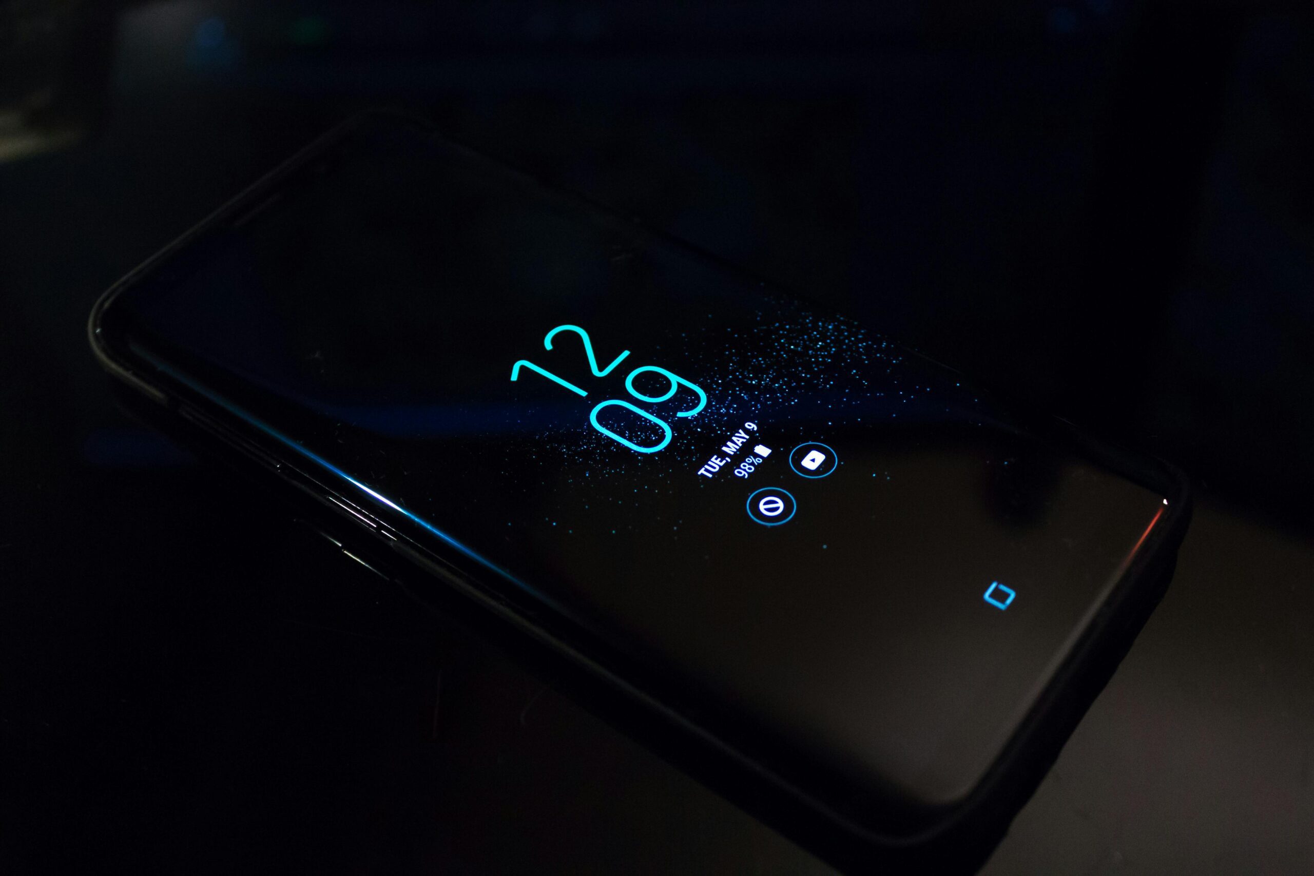 Teste de áudio e microfone no celular Pessoa testando áudio do celular com aplicativo de gravação